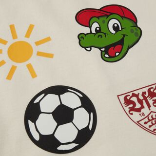 Nahaufnahme von Sonne, Fritzle, VfB Wappen und Fußball auf dem Lätzchen