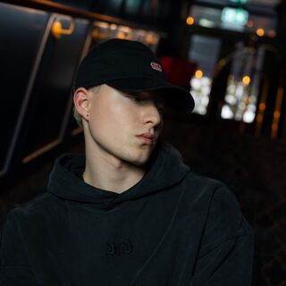 männliches Model trägt die VfB Kleinigkeit Cap und schaut zur Seite