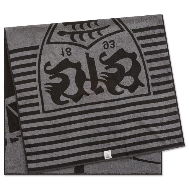 zusammengelegtes schwarzes Badetuch mit grauen Streifen, dem VfB Wappen und dem Stadion