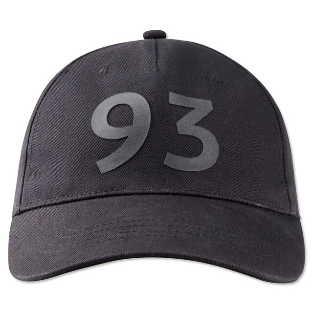 schwarze Cap mit schwarzer 93 auf der Vorderseite