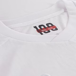 Nahaufnahme des Kragens des Sondertrikots 100 Jahre Brustring mit 100 1925-2025 auf der Innenseite