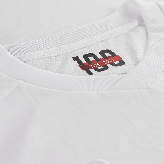 Nahaufnahme des Kragens des Sondertrikots 100 Jahre Brustring mit 100 1925-2025 auf der Innenseite