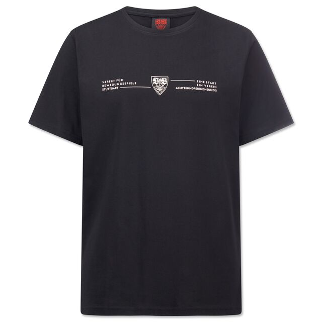 schwarzes T-Shirt mit der Aufschrift Verein für Bewegungsspiele Stuttgart, eine Stadt ein Verein Achtzehnhundertdreiundneunzig und dem VfB Wappen auf der Brust