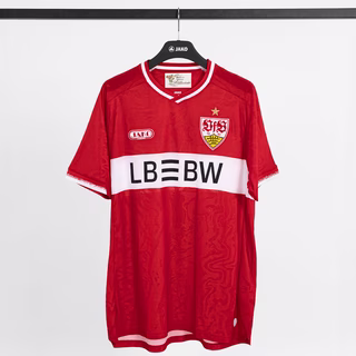 VfB Kids Auswärtstrikot rot 26/27 hängt am Kleiderbügel 