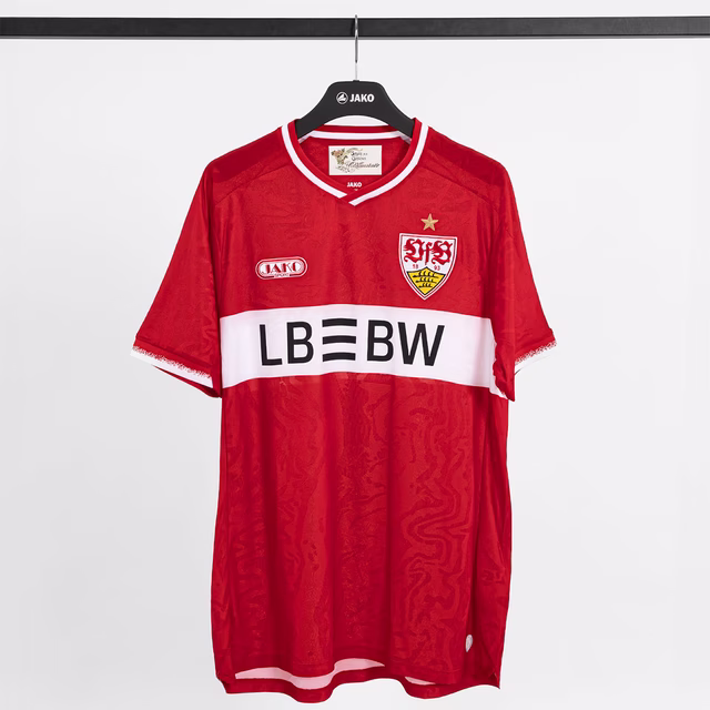 VfB Kids Auswärtstrikot rot 26/27 hängt am Kleiderbügel 