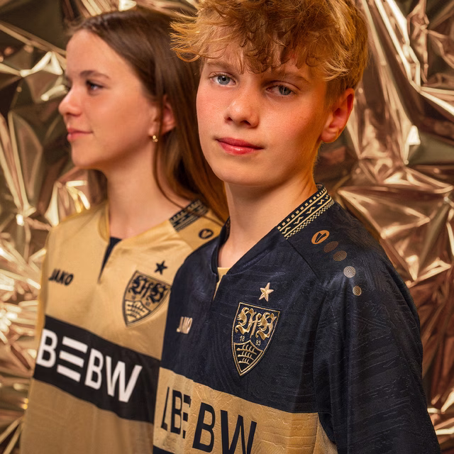 Kinder Model Bild mit dem schwarzen Torwart Trikot und goldenem Auswärtstrikot für Kids