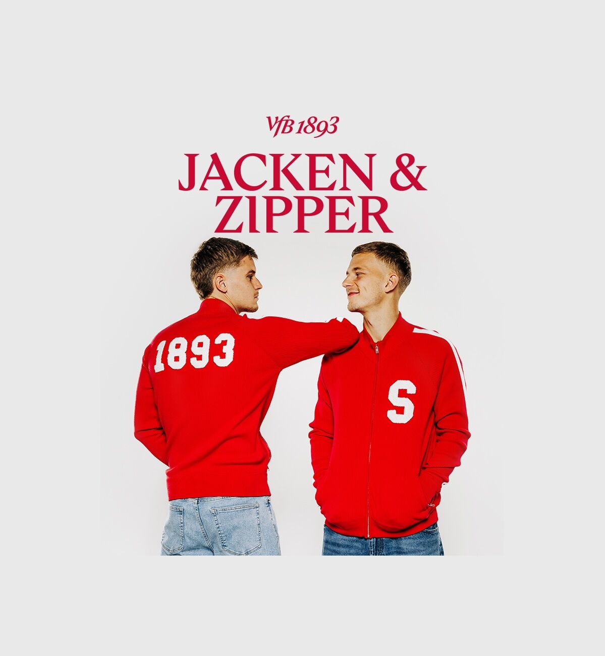 Spieler Ramon Hendriks und Yannik Keitel posieren mit einer roten Zip-Jacke 