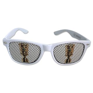 weiße Sonnenbrille mit DFB Pokal auf den Gläsern