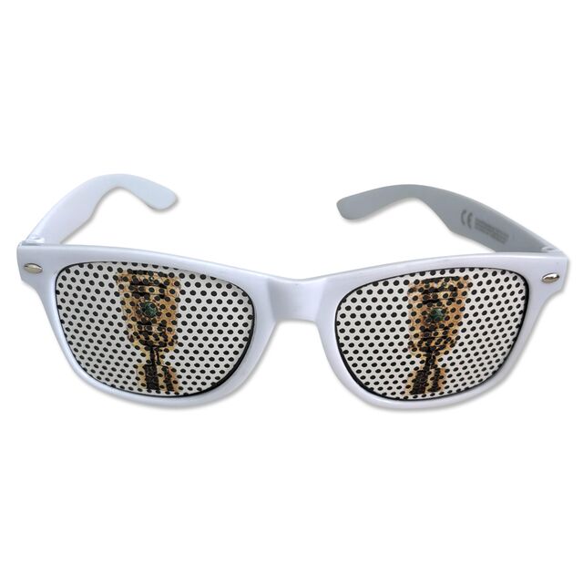 weiße Sonnenbrille mit DFB Pokal auf den Gläsern