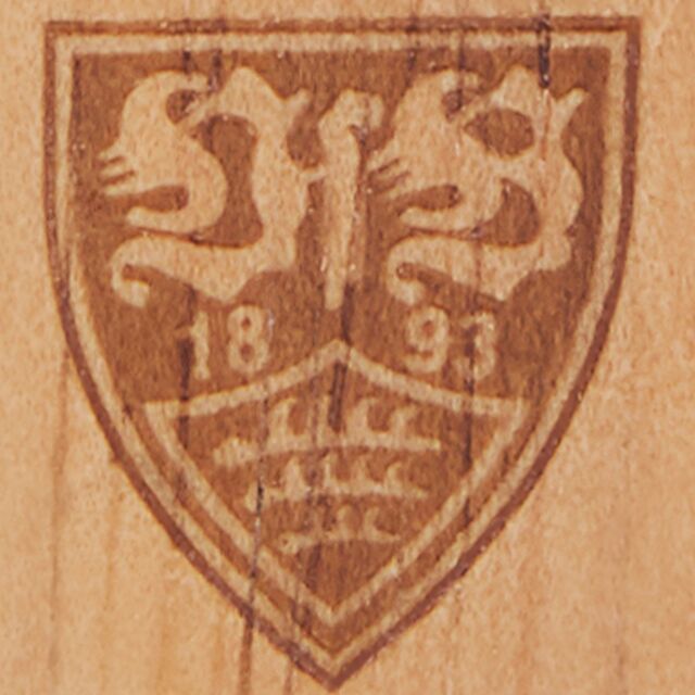 Nahaufnahme des VfB Wappens auf dem Holz Flaschenöffner