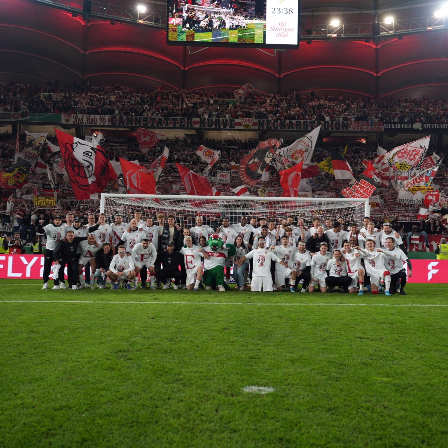 Das gesamte VfB Team inklusive Staff bejubeln den Einzug in das DFB-Pokal Finale 