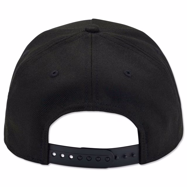 schwarze Rückseite der Cap mit Snapback zur Größeneinstellung