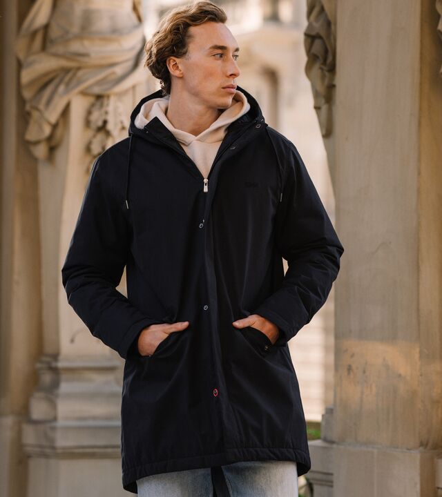 Mann trägt den VfB Kleinigkeit Parka