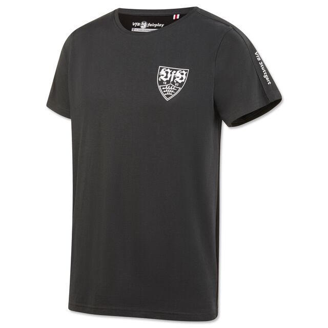 graues T-Shirt mit weißem VfB Wappen auf der Brust und Schriftzug VfB Stuttgart am Ärmel