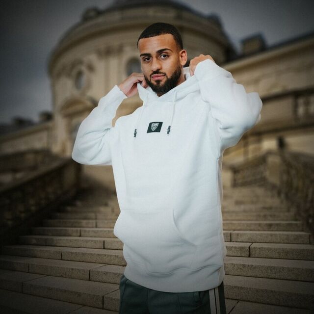 Josha Vagnoman trägt den VfB Hoodie Wappen weiß 