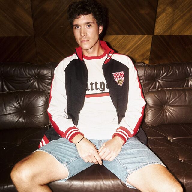 männliches Model trägt die VfB Trainingsjacke 70s Kollektion