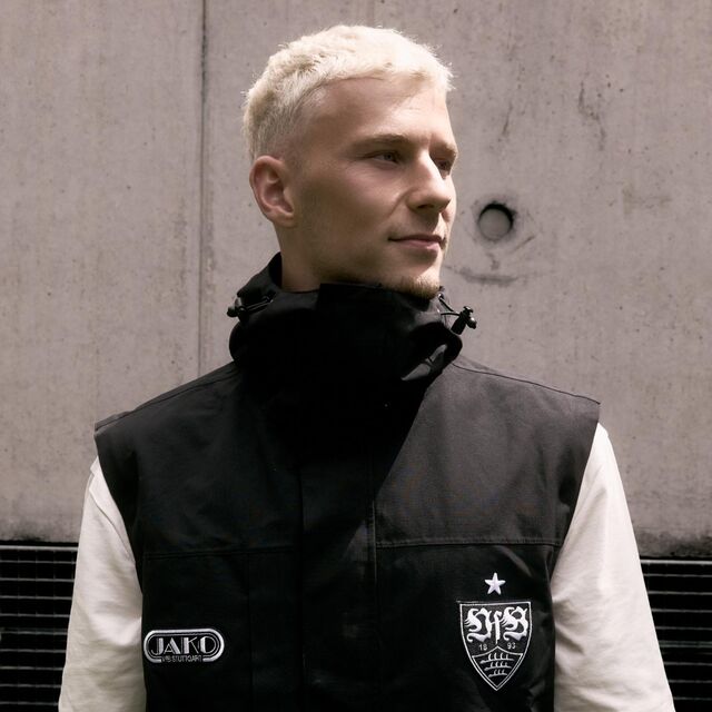Mann trägt den Windbreaker Freizeit 25/26 mit abgenommenen Ärmeln