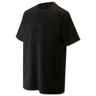 Schwarzes T-Shirt mit gesticktem schwarzen VfB Schriftzug in der Mitte 