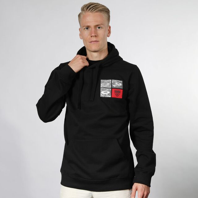 Chris Führich trägt den VfB Hoodie Arenaliebe