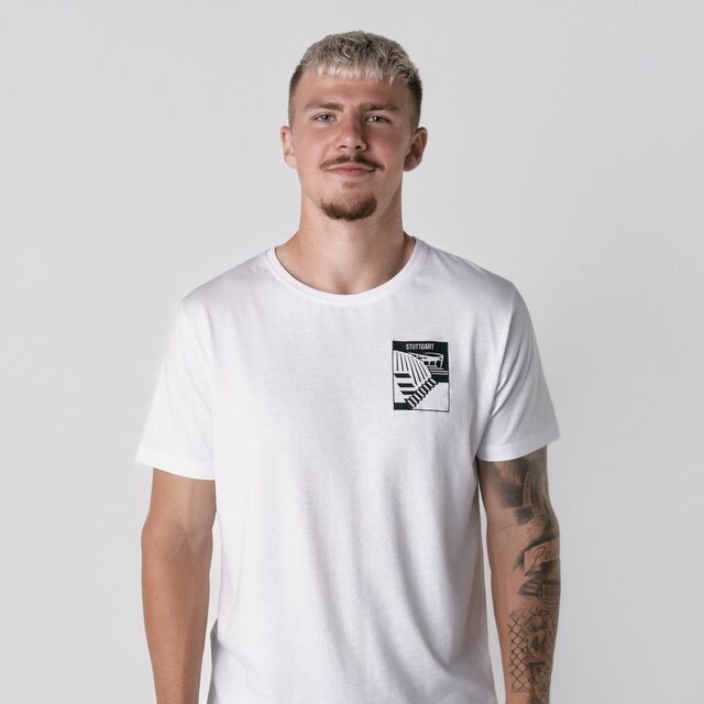 Vorderseite des T-Shirts mit kleinem Stäffele Print auf der Brust, getragen von Finn Jeltsch 