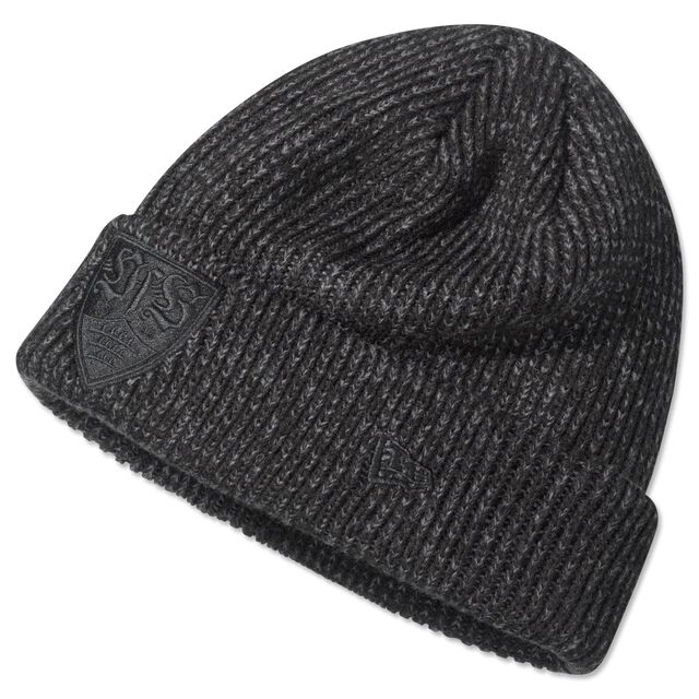 Beanie in verschiedenen Schwarztönen mit schwarzem VfB Wappen auf der Vorderseite