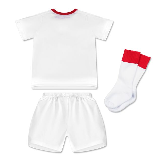 weiße Rückseite des Heimtrikots, der Heimshorts und den Stutzen aus dem Baby Trikot Set