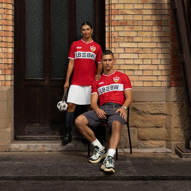 Models tragen das neue Auswärtstrikot rot 