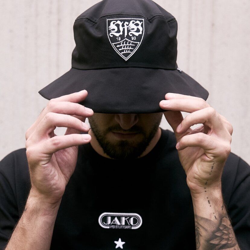 Jeff Chabot trägt den VfB Bucket Hat Freizeit 