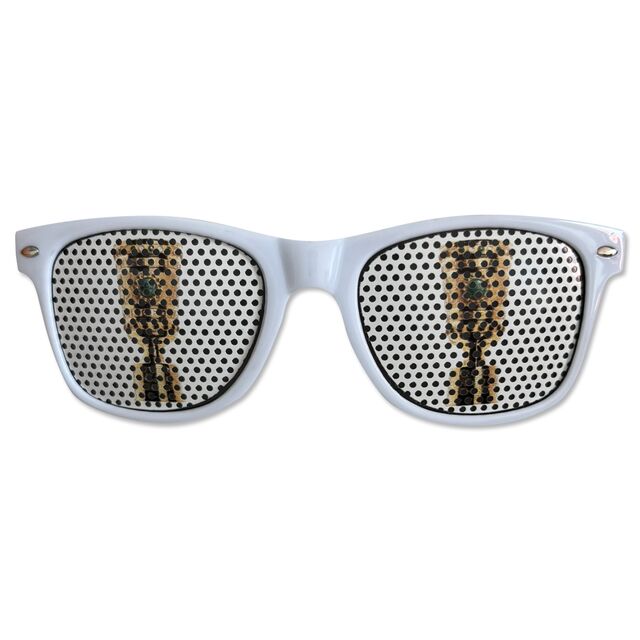 weiße Sonnenbrille mit DFB Pokal auf den Gläsern