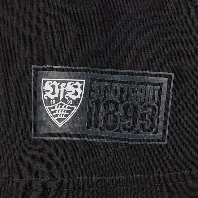 Nahaufnahme des VfB Wappens und der Aufschrift Stuttgart 1893 auf dem T-Shirt