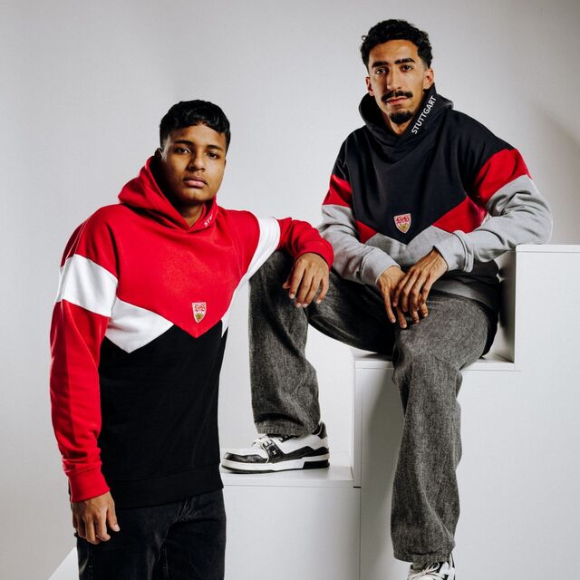 Tiago Tomás und Jeremy Arévalo tragen Hoodies der VfB Wappen Kollektion