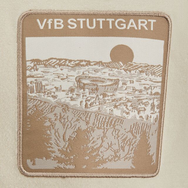 Nahaufnahme der beigefarbenen Grafik von Stuttgart auf dem VfB T-Shirt Tradition