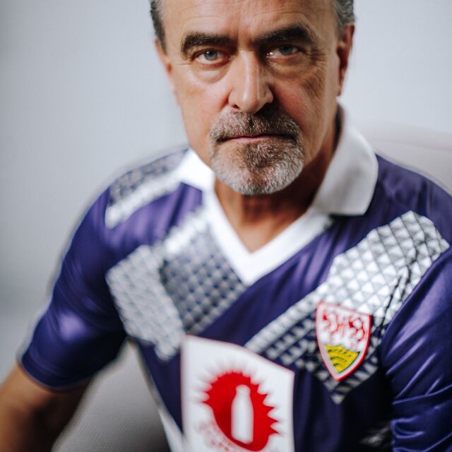 Günther Schäfer trägt das VfB Retro Shirt 1990 lila 
