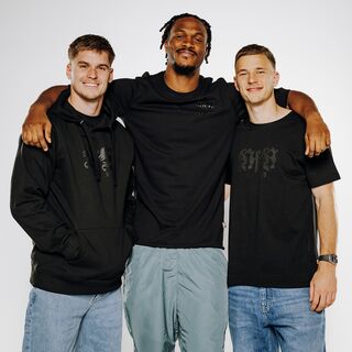 drei VfB Spieler tragen schwarze VfB Kleidung