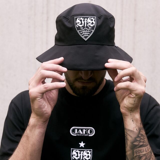 Männliches Model zeigt schwarzen Bucket Hat mit weißem VfB Wappen vorne 