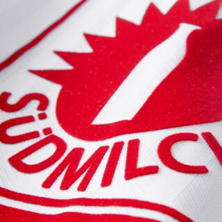 Nahaufnahme des Südmilch Logos auf dem Trikot
