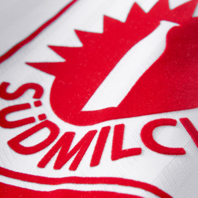 Nahaufnahme des Südmilch Logos auf dem Trikot