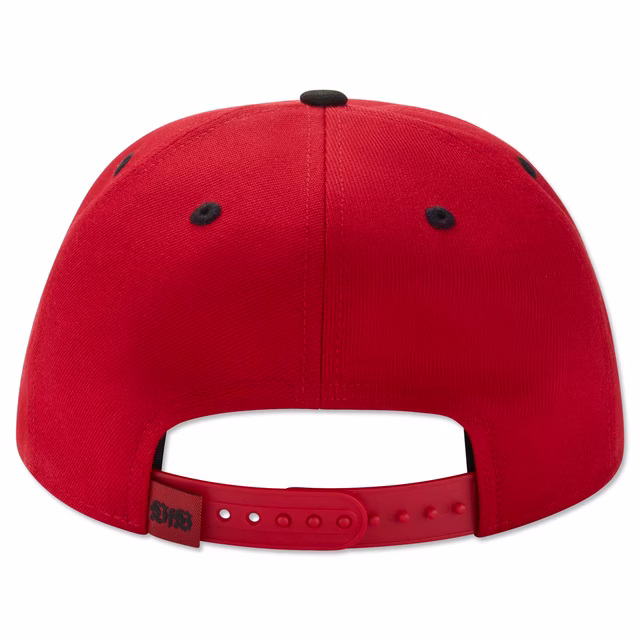 rote Rückseite der Cap mit Snapback zur Größeneinstellung