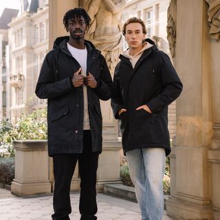 zwei Männer tragen den VfB Kleinigkeit Parka