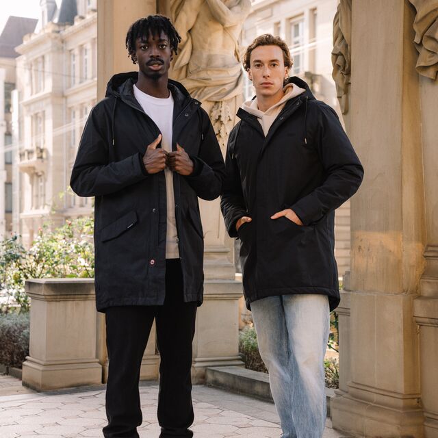 zwei Männer tragen den VfB Kleinigkeit Parka