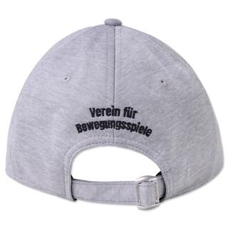 graue Rückseite der Kappe mit Aufschrift Verein für Bewegungsspiele und Schnalle zur Größeneinstellung