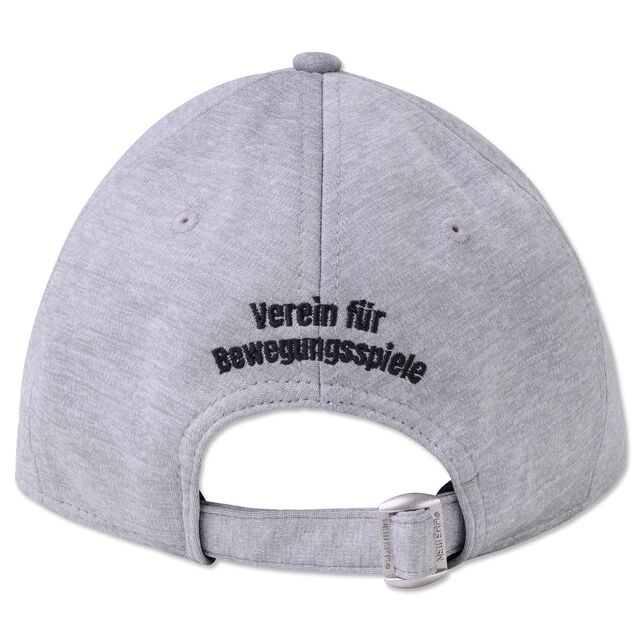 graue Rückseite der Kappe mit Aufschrift Verein für Bewegungsspiele und Schnalle zur Größeneinstellung