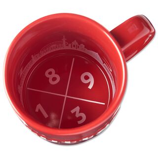 Innenseite der Tasse mit den Ziffern 1893 in Kreuzform