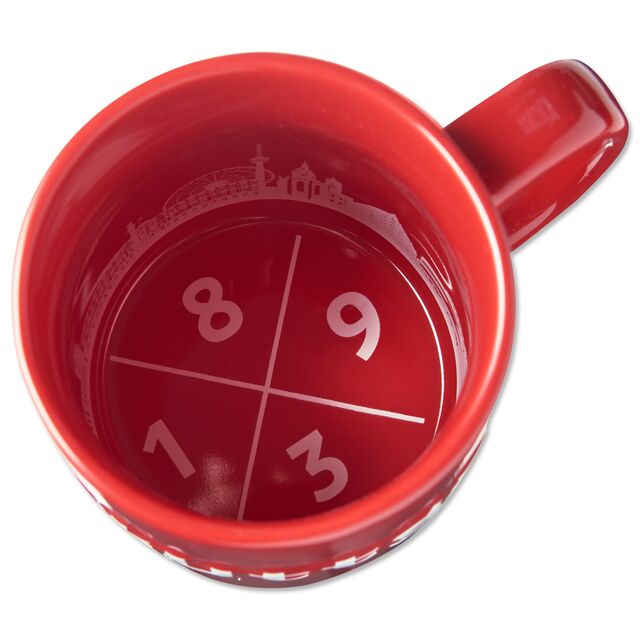 Innenseite der Tasse mit den Ziffern 1893 in Kreuzform