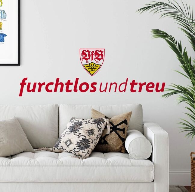 Sofa mit steht an Wand mit VfB Wandtattoo 