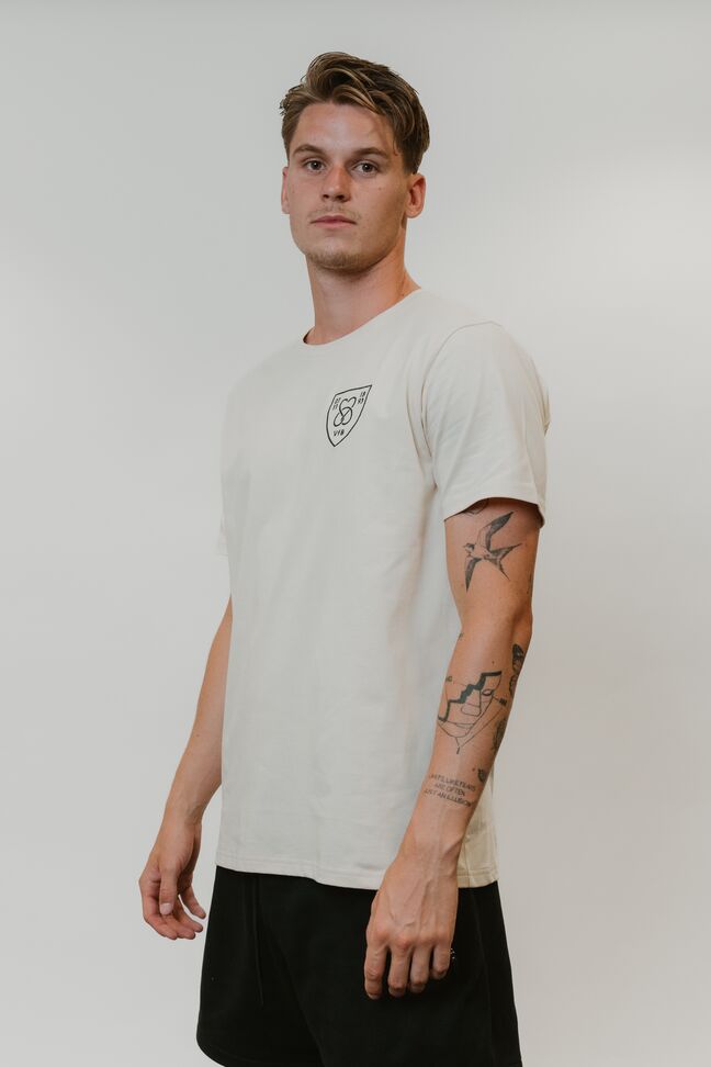 Ramon Hendriks trägt das VfB T-Shirt Zusammenhalt in beige 