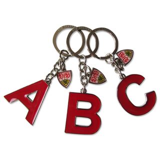 drei Schlüsselanhänger mit den Buchstaben A, B und C