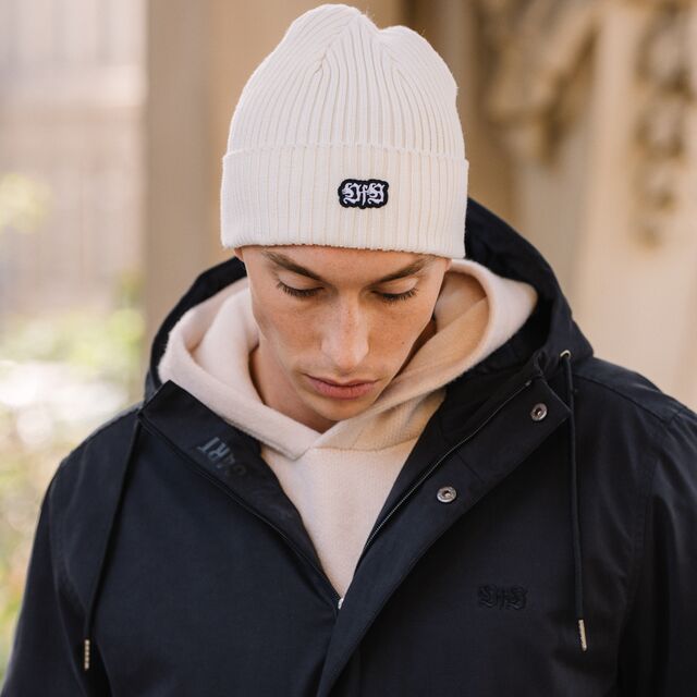 Mann trägt die VfB Kleinigkeit Beanie Wappen weiß