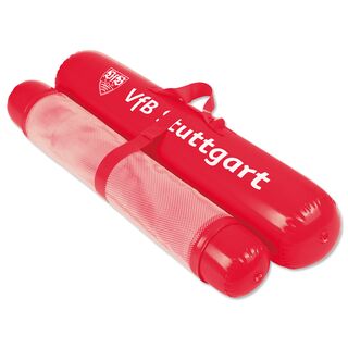 rote Wasserhängematte mit der Aufschrift VfB Stuttgart zusammengefaltet