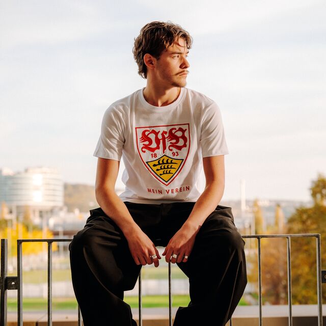 männliches Model trägt das T-Shirt MEIN VEREIN in Weiß